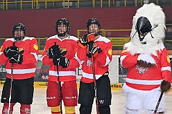 Karneval ONI CE 2025-01-24 44  Prinzenwiegen auf dem Eis - Eislaufen bei karnevalistischem Tönen. In der PreZero Rheinlandhalle hieß zum dritten mal „Karneval ON ICE“. Auf dem roten Teppich das Prinzenwiegen, der kleinen wie großen Tollitäten. Dazu präsentierten die Crews ihr Showprogramm.  Eishockey wurde auch gespielt, Team Karneval gegen Team Rathaus, mit dem Sieg in diesmal für das Team Rathaus. : DVPJ, Holger II, Phil II., Prinz Karneval, Prinz, Prinzessin Mia I., Hofmarschälle, Page, Pagen, Paginnen, HDK, Duisburg, Karneval, Helau, Tollität, Event, Session 2024, Session 2025, HDK Duisburg, Hauptausschuss, Hauptausschuss Karneval Duisburg, Duisburg ist echt