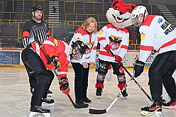 Karneval ONI CE 2025-01-24 47  Prinzenwiegen auf dem Eis - Eislaufen bei karnevalistischem Tönen. In der PreZero Rheinlandhalle hieß zum dritten mal „Karneval ON ICE“. Auf dem roten Teppich das Prinzenwiegen, der kleinen wie großen Tollitäten. Dazu präsentierten die Crews ihr Showprogramm.  Eishockey wurde auch gespielt, Team Karneval gegen Team Rathaus, mit dem Sieg in diesmal für das Team Rathaus. : DVPJ, Holger II, Phil II., Prinz Karneval, Prinz, Prinzessin Mia I., Hofmarschälle, Page, Pagen, Paginnen, HDK, Duisburg, Karneval, Helau, Tollität, Event, Session 2024, Session 2025, HDK Duisburg, Hauptausschuss, Hauptausschuss Karneval Duisburg, Duisburg ist echt