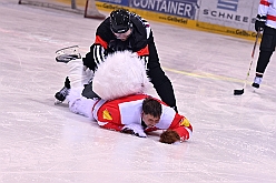 Karneval ONI CE 2025-01-24 49  Prinzenwiegen auf dem Eis - Eislaufen bei karnevalistischem Tönen. In der PreZero Rheinlandhalle hieß zum dritten mal „Karneval ON ICE“. Auf dem roten Teppich das Prinzenwiegen, der kleinen wie großen Tollitäten. Dazu präsentierten die Crews ihr Showprogramm.  Eishockey wurde auch gespielt, Team Karneval gegen Team Rathaus, mit dem Sieg in diesmal für das Team Rathaus. : DVPJ, Holger II, Phil II., Prinz Karneval, Prinz, Prinzessin Mia I., Hofmarschälle, Page, Pagen, Paginnen, HDK, Duisburg, Karneval, Helau, Tollität, Event, Session 2024, Session 2025, HDK Duisburg, Hauptausschuss, Hauptausschuss Karneval Duisburg, Duisburg ist echt