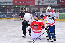 Karneval ONI CE 2025-01-24 50  Prinzenwiegen auf dem Eis - Eislaufen bei karnevalistischem Tönen. In der PreZero Rheinlandhalle hieß zum dritten mal „Karneval ON ICE“. Auf dem roten Teppich das Prinzenwiegen, der kleinen wie großen Tollitäten. Dazu präsentierten die Crews ihr Showprogramm.  Eishockey wurde auch gespielt, Team Karneval gegen Team Rathaus, mit dem Sieg in diesmal für das Team Rathaus. : DVPJ, Holger II, Phil II., Prinz Karneval, Prinz, Prinzessin Mia I., Hofmarschälle, Page, Pagen, Paginnen, HDK, Duisburg, Karneval, Helau, Tollität, Event, Session 2024, Session 2025, HDK Duisburg, Hauptausschuss, Hauptausschuss Karneval Duisburg, Duisburg ist echt