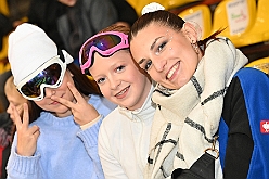 Karneval ONI CE 2025-01-24 51  Prinzenwiegen auf dem Eis - Eislaufen bei karnevalistischem Tönen. In der PreZero Rheinlandhalle hieß zum dritten mal „Karneval ON ICE“. Auf dem roten Teppich das Prinzenwiegen, der kleinen wie großen Tollitäten. Dazu präsentierten die Crews ihr Showprogramm.  Eishockey wurde auch gespielt, Team Karneval gegen Team Rathaus, mit dem Sieg in diesmal für das Team Rathaus. : DVPJ, Holger II, Phil II., Prinz Karneval, Prinz, Prinzessin Mia I., Hofmarschälle, Page, Pagen, Paginnen, HDK, Duisburg, Karneval, Helau, Tollität, Event, Session 2024, Session 2025, HDK Duisburg, Hauptausschuss, Hauptausschuss Karneval Duisburg, Duisburg ist echt