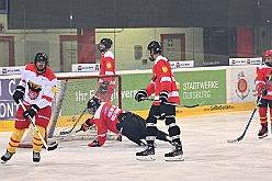 Karneval ONI CE 2025-01-24 52  Prinzenwiegen auf dem Eis - Eislaufen bei karnevalistischem Tönen. In der PreZero Rheinlandhalle hieß zum dritten mal „Karneval ON ICE“. Auf dem roten Teppich das Prinzenwiegen, der kleinen wie großen Tollitäten. Dazu präsentierten die Crews ihr Showprogramm.  Eishockey wurde auch gespielt, Team Karneval gegen Team Rathaus, mit dem Sieg in diesmal für das Team Rathaus. : DVPJ, Holger II, Phil II., Prinz Karneval, Prinz, Prinzessin Mia I., Hofmarschälle, Page, Pagen, Paginnen, HDK, Duisburg, Karneval, Helau, Tollität, Event, Session 2024, Session 2025, HDK Duisburg, Hauptausschuss, Hauptausschuss Karneval Duisburg, Duisburg ist echt