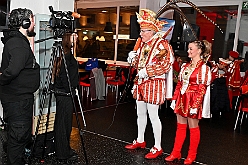 Karneval ONI CE 2025-01-24 53  Prinzenwiegen auf dem Eis - Eislaufen bei karnevalistischem Tönen. In der PreZero Rheinlandhalle hieß zum dritten mal „Karneval ON ICE“. Auf dem roten Teppich das Prinzenwiegen, der kleinen wie großen Tollitäten. Dazu präsentierten die Crews ihr Showprogramm.  Eishockey wurde auch gespielt, Team Karneval gegen Team Rathaus, mit dem Sieg in diesmal für das Team Rathaus. : DVPJ, Holger II, Phil II., Prinz Karneval, Prinz, Prinzessin Mia I., Hofmarschälle, Page, Pagen, Paginnen, HDK, Duisburg, Karneval, Helau, Tollität, Event, Session 2024, Session 2025, HDK Duisburg, Hauptausschuss, Hauptausschuss Karneval Duisburg, Duisburg ist echt