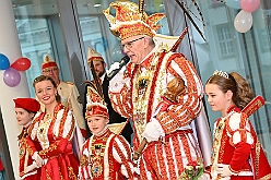 01 DuisburgKontor 2025-01-29 03  Duisburg Kontor und Seniorenkarneval - Traditioneller Prinzenempfang bei Duisburg Kontor im CityPalais. Uwe Kluge, Geschäftsführer von Duisburg Kontor, begrüßte zusammen mit einigen seiner Mitarbeiter  Stadtprinz Holger II. und die Kinderprinzencrew in der VIP-Lounge des CityPalais. Danach ging es zum Seniorenkarneval der Evangelischen Dienste Duisburg „Beecker Hausgemeinschaften / Haus an der Flottenstraße“. : DVPJ, Holger II, Phil II., Prinz Karneval, Prinz, Prinzessin Mia I., Hofmarschälle, Page, Pagen, Paginnen, HDK, Duisburg, Karneval, Helau, Tollität, Event, Session 2024, Session 2025, HDK Duisburg, Hauptausschuss, Hauptausschuss Karneval Duisburg, Duisburg ist echt