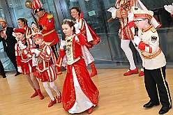 01 DuisburgKontor 2025-01-29 04  Duisburg Kontor und Seniorenkarneval - Traditioneller Prinzenempfang bei Duisburg Kontor im CityPalais. Uwe Kluge, Geschäftsführer von Duisburg Kontor, begrüßte zusammen mit einigen seiner Mitarbeiter  Stadtprinz Holger II. und die Kinderprinzencrew in der VIP-Lounge des CityPalais. Danach ging es zum Seniorenkarneval der Evangelischen Dienste Duisburg „Beecker Hausgemeinschaften / Haus an der Flottenstraße“. : DVPJ, Holger II, Phil II., Prinz Karneval, Prinz, Prinzessin Mia I., Hofmarschälle, Page, Pagen, Paginnen, HDK, Duisburg, Karneval, Helau, Tollität, Event, Session 2024, Session 2025, HDK Duisburg, Hauptausschuss, Hauptausschuss Karneval Duisburg, Duisburg ist echt