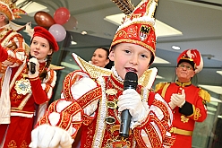 01 DuisburgKontor 2025-01-29 06  Duisburg Kontor und Seniorenkarneval - Traditioneller Prinzenempfang bei Duisburg Kontor im CityPalais. Uwe Kluge, Geschäftsführer von Duisburg Kontor, begrüßte zusammen mit einigen seiner Mitarbeiter  Stadtprinz Holger II. und die Kinderprinzencrew in der VIP-Lounge des CityPalais. Danach ging es zum Seniorenkarneval der Evangelischen Dienste Duisburg „Beecker Hausgemeinschaften / Haus an der Flottenstraße“. : DVPJ, Holger II, Phil II., Prinz Karneval, Prinz, Prinzessin Mia I., Hofmarschälle, Page, Pagen, Paginnen, HDK, Duisburg, Karneval, Helau, Tollität, Event, Session 2024, Session 2025, HDK Duisburg, Hauptausschuss, Hauptausschuss Karneval Duisburg, Duisburg ist echt