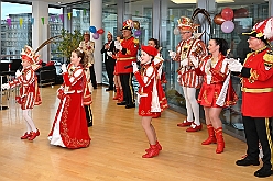 01 DuisburgKontor 2025-01-29 07  Duisburg Kontor und Seniorenkarneval - Traditioneller Prinzenempfang bei Duisburg Kontor im CityPalais. Uwe Kluge, Geschäftsführer von Duisburg Kontor, begrüßte zusammen mit einigen seiner Mitarbeiter  Stadtprinz Holger II. und die Kinderprinzencrew in der VIP-Lounge des CityPalais. Danach ging es zum Seniorenkarneval der Evangelischen Dienste Duisburg „Beecker Hausgemeinschaften / Haus an der Flottenstraße“. : DVPJ, Holger II, Phil II., Prinz Karneval, Prinz, Prinzessin Mia I., Hofmarschälle, Page, Pagen, Paginnen, HDK, Duisburg, Karneval, Helau, Tollität, Event, Session 2024, Session 2025, HDK Duisburg, Hauptausschuss, Hauptausschuss Karneval Duisburg, Duisburg ist echt