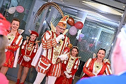 01 DuisburgKontor 2025-01-29 09  Duisburg Kontor und Seniorenkarneval - Traditioneller Prinzenempfang bei Duisburg Kontor im CityPalais. Uwe Kluge, Geschäftsführer von Duisburg Kontor, begrüßte zusammen mit einigen seiner Mitarbeiter  Stadtprinz Holger II. und die Kinderprinzencrew in der VIP-Lounge des CityPalais. Danach ging es zum Seniorenkarneval der Evangelischen Dienste Duisburg „Beecker Hausgemeinschaften / Haus an der Flottenstraße“. : DVPJ, Holger II, Phil II., Prinz Karneval, Prinz, Prinzessin Mia I., Hofmarschälle, Page, Pagen, Paginnen, HDK, Duisburg, Karneval, Helau, Tollität, Event, Session 2024, Session 2025, HDK Duisburg, Hauptausschuss, Hauptausschuss Karneval Duisburg, Duisburg ist echt