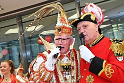 01 DuisburgKontor 2025-01-29 12  Duisburg Kontor und Seniorenkarneval - Traditioneller Prinzenempfang bei Duisburg Kontor im CityPalais. Uwe Kluge, Geschäftsführer von Duisburg Kontor, begrüßte zusammen mit einigen seiner Mitarbeiter  Stadtprinz Holger II. und die Kinderprinzencrew in der VIP-Lounge des CityPalais. Danach ging es zum Seniorenkarneval der Evangelischen Dienste Duisburg „Beecker Hausgemeinschaften / Haus an der Flottenstraße“. : DVPJ, Holger II, Phil II., Prinz Karneval, Prinz, Prinzessin Mia I., Hofmarschälle, Page, Pagen, Paginnen, HDK, Duisburg, Karneval, Helau, Tollität, Event, Session 2024, Session 2025, HDK Duisburg, Hauptausschuss, Hauptausschuss Karneval Duisburg, Duisburg ist echt