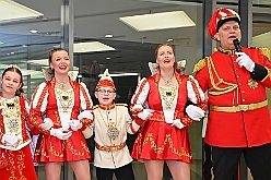 01 DuisburgKontor 2025-01-29 13  Duisburg Kontor und Seniorenkarneval - Traditioneller Prinzenempfang bei Duisburg Kontor im CityPalais. Uwe Kluge, Geschäftsführer von Duisburg Kontor, begrüßte zusammen mit einigen seiner Mitarbeiter  Stadtprinz Holger II. und die Kinderprinzencrew in der VIP-Lounge des CityPalais. Danach ging es zum Seniorenkarneval der Evangelischen Dienste Duisburg „Beecker Hausgemeinschaften / Haus an der Flottenstraße“. : DVPJ, Holger II, Phil II., Prinz Karneval, Prinz, Prinzessin Mia I., Hofmarschälle, Page, Pagen, Paginnen, HDK, Duisburg, Karneval, Helau, Tollität, Event, Session 2024, Session 2025, HDK Duisburg, Hauptausschuss, Hauptausschuss Karneval Duisburg, Duisburg ist echt