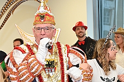 01 DuisburgKontor 2025-01-29 16  Duisburg Kontor und Seniorenkarneval - Traditioneller Prinzenempfang bei Duisburg Kontor im CityPalais. Uwe Kluge, Geschäftsführer von Duisburg Kontor, begrüßte zusammen mit einigen seiner Mitarbeiter  Stadtprinz Holger II. und die Kinderprinzencrew in der VIP-Lounge des CityPalais. Danach ging es zum Seniorenkarneval der Evangelischen Dienste Duisburg „Beecker Hausgemeinschaften / Haus an der Flottenstraße“. : DVPJ, Holger II, Phil II., Prinz Karneval, Prinz, Prinzessin Mia I., Hofmarschälle, Page, Pagen, Paginnen, HDK, Duisburg, Karneval, Helau, Tollität, Event, Session 2024, Session 2025, HDK Duisburg, Hauptausschuss, Hauptausschuss Karneval Duisburg, Duisburg ist echt