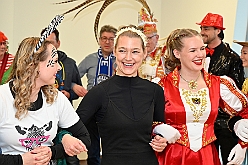 01 DuisburgKontor 2025-01-29 18  Duisburg Kontor und Seniorenkarneval - Traditioneller Prinzenempfang bei Duisburg Kontor im CityPalais. Uwe Kluge, Geschäftsführer von Duisburg Kontor, begrüßte zusammen mit einigen seiner Mitarbeiter  Stadtprinz Holger II. und die Kinderprinzencrew in der VIP-Lounge des CityPalais. Danach ging es zum Seniorenkarneval der Evangelischen Dienste Duisburg „Beecker Hausgemeinschaften / Haus an der Flottenstraße“. : DVPJ, Holger II, Phil II., Prinz Karneval, Prinz, Prinzessin Mia I., Hofmarschälle, Page, Pagen, Paginnen, HDK, Duisburg, Karneval, Helau, Tollität, Event, Session 2024, Session 2025, HDK Duisburg, Hauptausschuss, Hauptausschuss Karneval Duisburg, Duisburg ist echt