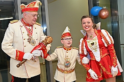 01 DuisburgKontor 2025-01-29 19  Duisburg Kontor und Seniorenkarneval - Traditioneller Prinzenempfang bei Duisburg Kontor im CityPalais. Uwe Kluge, Geschäftsführer von Duisburg Kontor, begrüßte zusammen mit einigen seiner Mitarbeiter  Stadtprinz Holger II. und die Kinderprinzencrew in der VIP-Lounge des CityPalais. Danach ging es zum Seniorenkarneval der Evangelischen Dienste Duisburg „Beecker Hausgemeinschaften / Haus an der Flottenstraße“. : DVPJ, Holger II, Phil II., Prinz Karneval, Prinz, Prinzessin Mia I., Hofmarschälle, Page, Pagen, Paginnen, HDK, Duisburg, Karneval, Helau, Tollität, Event, Session 2024, Session 2025, HDK Duisburg, Hauptausschuss, Hauptausschuss Karneval Duisburg, Duisburg ist echt
