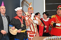 01 DuisburgKontor 2025-01-29 20  Duisburg Kontor und Seniorenkarneval - Traditioneller Prinzenempfang bei Duisburg Kontor im CityPalais. Uwe Kluge, Geschäftsführer von Duisburg Kontor, begrüßte zusammen mit einigen seiner Mitarbeiter  Stadtprinz Holger II. und die Kinderprinzencrew in der VIP-Lounge des CityPalais. Danach ging es zum Seniorenkarneval der Evangelischen Dienste Duisburg „Beecker Hausgemeinschaften / Haus an der Flottenstraße“. : DVPJ, Holger II, Phil II., Prinz Karneval, Prinz, Prinzessin Mia I., Hofmarschälle, Page, Pagen, Paginnen, HDK, Duisburg, Karneval, Helau, Tollität, Event, Session 2024, Session 2025, HDK Duisburg, Hauptausschuss, Hauptausschuss Karneval Duisburg, Duisburg ist echt