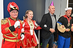 01 DuisburgKontor 2025-01-29 21  Duisburg Kontor und Seniorenkarneval - Traditioneller Prinzenempfang bei Duisburg Kontor im CityPalais. Uwe Kluge, Geschäftsführer von Duisburg Kontor, begrüßte zusammen mit einigen seiner Mitarbeiter  Stadtprinz Holger II. und die Kinderprinzencrew in der VIP-Lounge des CityPalais. Danach ging es zum Seniorenkarneval der Evangelischen Dienste Duisburg „Beecker Hausgemeinschaften / Haus an der Flottenstraße“. : DVPJ, Holger II, Phil II., Prinz Karneval, Prinz, Prinzessin Mia I., Hofmarschälle, Page, Pagen, Paginnen, HDK, Duisburg, Karneval, Helau, Tollität, Event, Session 2024, Session 2025, HDK Duisburg, Hauptausschuss, Hauptausschuss Karneval Duisburg, Duisburg ist echt