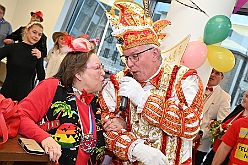01 DuisburgKontor 2025-01-29 22  Duisburg Kontor und Seniorenkarneval - Traditioneller Prinzenempfang bei Duisburg Kontor im CityPalais. Uwe Kluge, Geschäftsführer von Duisburg Kontor, begrüßte zusammen mit einigen seiner Mitarbeiter  Stadtprinz Holger II. und die Kinderprinzencrew in der VIP-Lounge des CityPalais. Danach ging es zum Seniorenkarneval der Evangelischen Dienste Duisburg „Beecker Hausgemeinschaften / Haus an der Flottenstraße“. : DVPJ, Holger II, Phil II., Prinz Karneval, Prinz, Prinzessin Mia I., Hofmarschälle, Page, Pagen, Paginnen, HDK, Duisburg, Karneval, Helau, Tollität, Event, Session 2024, Session 2025, HDK Duisburg, Hauptausschuss, Hauptausschuss Karneval Duisburg, Duisburg ist echt