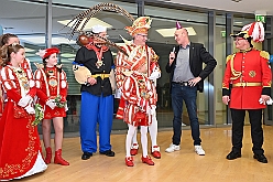01 DuisburgKontor 2025-01-29 23  Duisburg Kontor und Seniorenkarneval - Traditioneller Prinzenempfang bei Duisburg Kontor im CityPalais. Uwe Kluge, Geschäftsführer von Duisburg Kontor, begrüßte zusammen mit einigen seiner Mitarbeiter  Stadtprinz Holger II. und die Kinderprinzencrew in der VIP-Lounge des CityPalais. Danach ging es zum Seniorenkarneval der Evangelischen Dienste Duisburg „Beecker Hausgemeinschaften / Haus an der Flottenstraße“. : DVPJ, Holger II, Phil II., Prinz Karneval, Prinz, Prinzessin Mia I., Hofmarschälle, Page, Pagen, Paginnen, HDK, Duisburg, Karneval, Helau, Tollität, Event, Session 2024, Session 2025, HDK Duisburg, Hauptausschuss, Hauptausschuss Karneval Duisburg, Duisburg ist echt