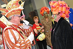 01 DuisburgKontor 2025-01-29 26  Duisburg Kontor und Seniorenkarneval - Traditioneller Prinzenempfang bei Duisburg Kontor im CityPalais. Uwe Kluge, Geschäftsführer von Duisburg Kontor, begrüßte zusammen mit einigen seiner Mitarbeiter  Stadtprinz Holger II. und die Kinderprinzencrew in der VIP-Lounge des CityPalais. Danach ging es zum Seniorenkarneval der Evangelischen Dienste Duisburg „Beecker Hausgemeinschaften / Haus an der Flottenstraße“. : DVPJ, Holger II, Phil II., Prinz Karneval, Prinz, Prinzessin Mia I., Hofmarschälle, Page, Pagen, Paginnen, HDK, Duisburg, Karneval, Helau, Tollität, Event, Session 2024, Session 2025, HDK Duisburg, Hauptausschuss, Hauptausschuss Karneval Duisburg, Duisburg ist echt