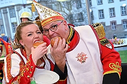 01 DuisburgKontor 2025-01-29 28  Duisburg Kontor und Seniorenkarneval - Traditioneller Prinzenempfang bei Duisburg Kontor im CityPalais. Uwe Kluge, Geschäftsführer von Duisburg Kontor, begrüßte zusammen mit einigen seiner Mitarbeiter  Stadtprinz Holger II. und die Kinderprinzencrew in der VIP-Lounge des CityPalais. Danach ging es zum Seniorenkarneval der Evangelischen Dienste Duisburg „Beecker Hausgemeinschaften / Haus an der Flottenstraße“. : DVPJ, Holger II, Phil II., Prinz Karneval, Prinz, Prinzessin Mia I., Hofmarschälle, Page, Pagen, Paginnen, HDK, Duisburg, Karneval, Helau, Tollität, Event, Session 2024, Session 2025, HDK Duisburg, Hauptausschuss, Hauptausschuss Karneval Duisburg, Duisburg ist echt