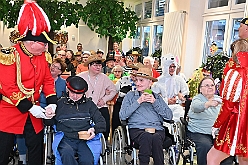 02 SeniorenkarBeeck 2025-01-29 03  Duisburg Kontor und Seniorenkarneval - Traditioneller Prinzenempfang bei Duisburg Kontor im CityPalais. Uwe Kluge, Geschäftsführer von Duisburg Kontor, begrüßte zusammen mit einigen seiner Mitarbeiter  Stadtprinz Holger II. und die Kinderprinzencrew in der VIP-Lounge des CityPalais. Danach ging es zum Seniorenkarneval der Evangelischen Dienste Duisburg „Beecker Hausgemeinschaften / Haus an der Flottenstraße“. : DVPJ, Holger II, Phil II., Prinz Karneval, Prinz, Prinzessin Mia I., Hofmarschälle, Page, Pagen, Paginnen, HDK, Duisburg, Karneval, Helau, Tollität, Event, Session 2024, Session 2025, HDK Duisburg, Hauptausschuss, Hauptausschuss Karneval Duisburg, Duisburg ist echt