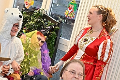 02 SeniorenkarBeeck 2025-01-29 05  Duisburg Kontor und Seniorenkarneval - Traditioneller Prinzenempfang bei Duisburg Kontor im CityPalais. Uwe Kluge, Geschäftsführer von Duisburg Kontor, begrüßte zusammen mit einigen seiner Mitarbeiter  Stadtprinz Holger II. und die Kinderprinzencrew in der VIP-Lounge des CityPalais. Danach ging es zum Seniorenkarneval der Evangelischen Dienste Duisburg „Beecker Hausgemeinschaften / Haus an der Flottenstraße“. : DVPJ, Holger II, Phil II., Prinz Karneval, Prinz, Prinzessin Mia I., Hofmarschälle, Page, Pagen, Paginnen, HDK, Duisburg, Karneval, Helau, Tollität, Event, Session 2024, Session 2025, HDK Duisburg, Hauptausschuss, Hauptausschuss Karneval Duisburg, Duisburg ist echt
