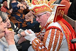02 SeniorenkarBeeck 2025-01-29 07  Duisburg Kontor und Seniorenkarneval - Traditioneller Prinzenempfang bei Duisburg Kontor im CityPalais. Uwe Kluge, Geschäftsführer von Duisburg Kontor, begrüßte zusammen mit einigen seiner Mitarbeiter  Stadtprinz Holger II. und die Kinderprinzencrew in der VIP-Lounge des CityPalais. Danach ging es zum Seniorenkarneval der Evangelischen Dienste Duisburg „Beecker Hausgemeinschaften / Haus an der Flottenstraße“. : DVPJ, Holger II, Phil II., Prinz Karneval, Prinz, Prinzessin Mia I., Hofmarschälle, Page, Pagen, Paginnen, HDK, Duisburg, Karneval, Helau, Tollität, Event, Session 2024, Session 2025, HDK Duisburg, Hauptausschuss, Hauptausschuss Karneval Duisburg, Duisburg ist echt