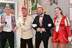 02 SeniorenkarBeeck 2025-01-29 08  Duisburg Kontor und Seniorenkarneval - Traditioneller Prinzenempfang bei Duisburg Kontor im CityPalais. Uwe Kluge, Geschäftsführer von Duisburg Kontor, begrüßte zusammen mit einigen seiner Mitarbeiter  Stadtprinz Holger II. und die Kinderprinzencrew in der VIP-Lounge des CityPalais. Danach ging es zum Seniorenkarneval der Evangelischen Dienste Duisburg „Beecker Hausgemeinschaften / Haus an der Flottenstraße“. : DVPJ, Holger II, Phil II., Prinz Karneval, Prinz, Prinzessin Mia I., Hofmarschälle, Page, Pagen, Paginnen, HDK, Duisburg, Karneval, Helau, Tollität, Event, Session 2024, Session 2025, HDK Duisburg, Hauptausschuss, Hauptausschuss Karneval Duisburg, Duisburg ist echt