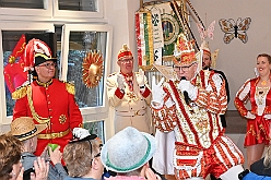 02 SeniorenkarBeeck 2025-01-29 11  Duisburg Kontor und Seniorenkarneval - Traditioneller Prinzenempfang bei Duisburg Kontor im CityPalais. Uwe Kluge, Geschäftsführer von Duisburg Kontor, begrüßte zusammen mit einigen seiner Mitarbeiter  Stadtprinz Holger II. und die Kinderprinzencrew in der VIP-Lounge des CityPalais. Danach ging es zum Seniorenkarneval der Evangelischen Dienste Duisburg „Beecker Hausgemeinschaften / Haus an der Flottenstraße“. : DVPJ, Holger II, Phil II., Prinz Karneval, Prinz, Prinzessin Mia I., Hofmarschälle, Page, Pagen, Paginnen, HDK, Duisburg, Karneval, Helau, Tollität, Event, Session 2024, Session 2025, HDK Duisburg, Hauptausschuss, Hauptausschuss Karneval Duisburg, Duisburg ist echt