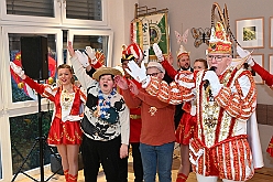 02 SeniorenkarBeeck 2025-01-29 12  Duisburg Kontor und Seniorenkarneval - Traditioneller Prinzenempfang bei Duisburg Kontor im CityPalais. Uwe Kluge, Geschäftsführer von Duisburg Kontor, begrüßte zusammen mit einigen seiner Mitarbeiter  Stadtprinz Holger II. und die Kinderprinzencrew in der VIP-Lounge des CityPalais. Danach ging es zum Seniorenkarneval der Evangelischen Dienste Duisburg „Beecker Hausgemeinschaften / Haus an der Flottenstraße“. : DVPJ, Holger II, Phil II., Prinz Karneval, Prinz, Prinzessin Mia I., Hofmarschälle, Page, Pagen, Paginnen, HDK, Duisburg, Karneval, Helau, Tollität, Event, Session 2024, Session 2025, HDK Duisburg, Hauptausschuss, Hauptausschuss Karneval Duisburg, Duisburg ist echt