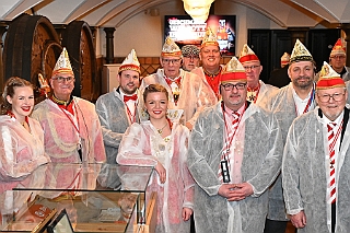 KoenigBrauerei 2025-01-30 18  Der Prinz ist ein „König“ - Mit der Prinzengarde „ON TOUR“. Am 30. Januar  waren wir mit der Prinzengarde und einigen „Blauen Jungs“ in Beeck unterwegs. Nicht Stadtteilbesichtigung, sondern Rundgang durch die „königliche“ Braustätte. : DVPJ, Holger II, Phil II., Prinz Karneval, Prinz, Prinzessin Mia I., Hofmarschälle, Page, Pagen, Paginnen, HDK, Duisburg, Karneval, Helau, Tollität, Event, Session 2024, Session 2025, HDK Duisburg, Hauptausschuss, Hauptausschuss Karneval Duisburg, Duisburg ist echt