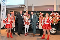 01 VW Tiemeyer 2025-01-31 07  ON TOUR- Freitag 31. Januar - Als Erstes besuchen wir das Volkswagen Zentrum Duisburg der Tiemeyer Gruppe. Dies macht NRW mobil, als auch die Duisburger Prinezencrews. Die Duisburger Standorte zeigen vor allem in der Umgebung großes Engagement, auch im Karneval. Danach ging’s in die Glückaufhalle, Herrensitzung der Narrenzunft. Den Abend ausklingen ließen wir gemütlich bei dem Jubiläumsempfang zu „55 Jahre“ Marxloher.Jecken. : DVPJ, Holger II, Phil II., Prinz Karneval, Prinz, Prinzessin Mia I., Hofmarschälle, Page, Pagen, Paginnen, HDK, Duisburg, Karneval, Helau, Tollität, Event, Session 2024, Session 2025, HDK Duisburg, Hauptausschuss, Hauptausschuss Karneval Duisburg, Duisburg ist echt