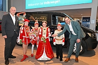 01 VW Tiemeyer 2025-01-31 08  ON TOUR- Freitag 31. Januar - Als Erstes besuchen wir das Volkswagen Zentrum Duisburg der Tiemeyer Gruppe. Dies macht NRW mobil, als auch die Duisburger Prinezencrews. Die Duisburger Standorte zeigen vor allem in der Umgebung großes Engagement, auch im Karneval. Danach ging’s in die Glückaufhalle, Herrensitzung der Narrenzunft. Den Abend ausklingen ließen wir gemütlich bei dem Jubiläumsempfang zu „55 Jahre“ Marxloher.Jecken. : DVPJ, Holger II, Phil II., Prinz Karneval, Prinz, Prinzessin Mia I., Hofmarschälle, Page, Pagen, Paginnen, HDK, Duisburg, Karneval, Helau, Tollität, Event, Session 2024, Session 2025, HDK Duisburg, Hauptausschuss, Hauptausschuss Karneval Duisburg, Duisburg ist echt