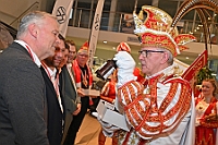 01 VW Tiemeyer 2025-01-31 10  ON TOUR- Freitag 31. Januar - Als Erstes besuchen wir das Volkswagen Zentrum Duisburg der Tiemeyer Gruppe. Dies macht NRW mobil, als auch die Duisburger Prinezencrews. Die Duisburger Standorte zeigen vor allem in der Umgebung großes Engagement, auch im Karneval. Danach ging’s in die Glückaufhalle, Herrensitzung der Narrenzunft. Den Abend ausklingen ließen wir gemütlich bei dem Jubiläumsempfang zu „55 Jahre“ Marxloher.Jecken. : DVPJ, Holger II, Phil II., Prinz Karneval, Prinz, Prinzessin Mia I., Hofmarschälle, Page, Pagen, Paginnen, HDK, Duisburg, Karneval, Helau, Tollität, Event, Session 2024, Session 2025, HDK Duisburg, Hauptausschuss, Hauptausschuss Karneval Duisburg, Duisburg ist echt
