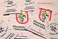 02 HerrensNarrenzunft 2025-01-31 01  ON TOUR- Freitag 31. Januar - Als Erstes besuchen wir das Volkswagen Zentrum Duisburg der Tiemeyer Gruppe. Dies macht NRW mobil, als auch die Duisburger Prinezencrews. Die Duisburger Standorte zeigen vor allem in der Umgebung großes Engagement, auch im Karneval. Danach ging’s in die Glückaufhalle, Herrensitzung der Narrenzunft. Den Abend ausklingen ließen wir gemütlich bei dem Jubiläumsempfang zu „55 Jahre“ Marxloher.Jecken. : DVPJ, Holger II, Phil II., Prinz Karneval, Prinz, Prinzessin Mia I., Hofmarschälle, Page, Pagen, Paginnen, HDK, Duisburg, Karneval, Helau, Tollität, Event, Session 2024, Session 2025, HDK Duisburg, Hauptausschuss, Hauptausschuss Karneval Duisburg, Duisburg ist echt