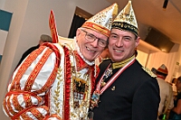 02 JeckUnterStrom  2025-02-05 068  In Duisburg feiert man auch Mittwochs - Am Späten Nachmittag hatten wir den ersten Termin in Essen. Hausfrauennachmittag im Pfarrheim Herz-Jesu der 1.Gr. KG „Klein-aaf“ aus Essen-Borbeck. Und dann folge ein langer ,kölscher, Abend im Kultur- und Bürgerzentrum Duisburg-Süd Steinhof Huckingen e.V. Dort hieß es „Jeck unter Strom“. : DVPJ, Holger II, Phil II., Prinz Karneval, Prinz, Prinzessin Mia I., Hofmarschälle, Page, Pagen, Paginnen, HDK, Duisburg, Karneval, Helau, Tollität, Event, Session 2024, Session 2025, HDK Duisburg, Hauptausschuss, Hauptausschuss Karneval Duisburg, Duisburg ist echt