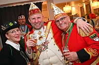 02 JeckUnterStrom  2025-02-05 093  In Duisburg feiert man auch Mittwochs - Am Späten Nachmittag hatten wir den ersten Termin in Essen. Hausfrauennachmittag im Pfarrheim Herz-Jesu der 1.Gr. KG „Klein-aaf“ aus Essen-Borbeck. Und dann folge ein langer ,kölscher, Abend im Kultur- und Bürgerzentrum Duisburg-Süd Steinhof Huckingen e.V. Dort hieß es „Jeck unter Strom“. : DVPJ, Holger II, Phil II., Prinz Karneval, Prinz, Prinzessin Mia I., Hofmarschälle, Page, Pagen, Paginnen, HDK, Duisburg, Karneval, Helau, Tollität, Event, Session 2024, Session 2025, HDK Duisburg, Hauptausschuss, Hauptausschuss Karneval Duisburg, Duisburg ist echt