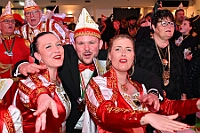 02 JeckUnterStrom  2025-02-05 096  In Duisburg feiert man auch Mittwochs - Am Späten Nachmittag hatten wir den ersten Termin in Essen. Hausfrauennachmittag im Pfarrheim Herz-Jesu der 1.Gr. KG „Klein-aaf“ aus Essen-Borbeck. Und dann folge ein langer ,kölscher, Abend im Kultur- und Bürgerzentrum Duisburg-Süd Steinhof Huckingen e.V. Dort hieß es „Jeck unter Strom“. : DVPJ, Holger II, Phil II., Prinz Karneval, Prinz, Prinzessin Mia I., Hofmarschälle, Page, Pagen, Paginnen, HDK, Duisburg, Karneval, Helau, Tollität, Event, Session 2024, Session 2025, HDK Duisburg, Hauptausschuss, Hauptausschuss Karneval Duisburg, Duisburg ist echt