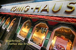 01 HausKoenigKegeln 2025-02-07 01  Freitags-Tour am 7. Februar - Mit einem besonderen Kegelabend im „König-Haus“ beginnen wir die Tour. Holger traf seine Kegelbrüder. Weiter unter Männern ging der Abend dann bei der Herrensitzung der Prinzengarde. Danach kaperten wir die Bühne bei der Piratensause der Piraten des Südens. Zum guten Schluss gab es dann noch den „Ritterschmaus“ in Ruhrort bei KG Weiß-Grün Ruhrort. : DVPJ, Holger II, Phil II., Prinz Karneval, Prinz, Prinzessin Mia I., Hofmarschälle, Page, Pagen, Paginnen, HDK, Duisburg, Karneval, Helau, Tollität, Event, Session 2024, Session 2025, HDK Duisburg, Hauptausschuss, Hauptausschuss Karneval Duisburg, Duisburg ist echt