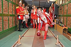01 HausKoenigKegeln 2025-02-07 06  Freitags-Tour am 7. Februar - Mit einem besonderen Kegelabend im „König-Haus“ beginnen wir die Tour. Holger traf seine Kegelbrüder. Weiter unter Männern ging der Abend dann bei der Herrensitzung der Prinzengarde. Danach kaperten wir die Bühne bei der Piratensause der Piraten des Südens. Zum guten Schluss gab es dann noch den „Ritterschmaus“ in Ruhrort bei KG Weiß-Grün Ruhrort. : DVPJ, Holger II, Phil II., Prinz Karneval, Prinz, Prinzessin Mia I., Hofmarschälle, Page, Pagen, Paginnen, HDK, Duisburg, Karneval, Helau, Tollität, Event, Session 2024, Session 2025, HDK Duisburg, Hauptausschuss, Hauptausschuss Karneval Duisburg, Duisburg ist echt
