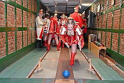 01 HausKoenigKegeln 2025-02-07 07  Freitags-Tour am 7. Februar - Mit einem besonderen Kegelabend im „König-Haus“ beginnen wir die Tour. Holger traf seine Kegelbrüder. Weiter unter Männern ging der Abend dann bei der Herrensitzung der Prinzengarde. Danach kaperten wir die Bühne bei der Piratensause der Piraten des Südens. Zum guten Schluss gab es dann noch den „Ritterschmaus“ in Ruhrort bei KG Weiß-Grün Ruhrort. : DVPJ, Holger II, Phil II., Prinz Karneval, Prinz, Prinzessin Mia I., Hofmarschälle, Page, Pagen, Paginnen, HDK, Duisburg, Karneval, Helau, Tollität, Event, Session 2024, Session 2025, HDK Duisburg, Hauptausschuss, Hauptausschuss Karneval Duisburg, Duisburg ist echt