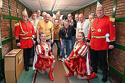 01 HausKoenigKegeln 2025-02-07 09  Freitags-Tour am 7. Februar - Mit einem besonderen Kegelabend im „König-Haus“ beginnen wir die Tour. Holger traf seine Kegelbrüder. Weiter unter Männern ging der Abend dann bei der Herrensitzung der Prinzengarde. Danach kaperten wir die Bühne bei der Piratensause der Piraten des Südens. Zum guten Schluss gab es dann noch den „Ritterschmaus“ in Ruhrort bei KG Weiß-Grün Ruhrort. : DVPJ, Holger II, Phil II., Prinz Karneval, Prinz, Prinzessin Mia I., Hofmarschälle, Page, Pagen, Paginnen, HDK, Duisburg, Karneval, Helau, Tollität, Event, Session 2024, Session 2025, HDK Duisburg, Hauptausschuss, Hauptausschuss Karneval Duisburg, Duisburg ist echt