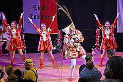 02 HerrensPrinzGard 2025-02-07 09  Freitags-Tour am 7. Februar - Mit einem besonderen Kegelabend im „König-Haus“ beginnen wir die Tour. Holger traf seine Kegelbrüder. Weiter unter Männern ging der Abend dann bei der Herrensitzung der Prinzengarde. Danach kaperten wir die Bühne bei der Piratensause der Piraten des Südens. Zum guten Schluss gab es dann noch den „Ritterschmaus“ in Ruhrort bei KG Weiß-Grün Ruhrort. : DVPJ, Holger II, Phil II., Prinz Karneval, Prinz, Prinzessin Mia I., Hofmarschälle, Page, Pagen, Paginnen, HDK, Duisburg, Karneval, Helau, Tollität, Event, Session 2024, Session 2025, HDK Duisburg, Hauptausschuss, Hauptausschuss Karneval Duisburg, Duisburg ist echt