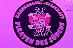 03 Piratensause 2025-02-07 01  Freitags-Tour am 7. Februar - Mit einem besonderen Kegelabend im „König-Haus“ beginnen wir die Tour. Holger traf seine Kegelbrüder. Weiter unter Männern ging der Abend dann bei der Herrensitzung der Prinzengarde. Danach kaperten wir die Bühne bei der Piratensause der Piraten des Südens. Zum guten Schluss gab es dann noch den „Ritterschmaus“ in Ruhrort bei KG Weiß-Grün Ruhrort. : DVPJ, Holger II, Phil II., Prinz Karneval, Prinz, Prinzessin Mia I., Hofmarschälle, Page, Pagen, Paginnen, HDK, Duisburg, Karneval, Helau, Tollität, Event, Session 2024, Session 2025, HDK Duisburg, Hauptausschuss, Hauptausschuss Karneval Duisburg, Duisburg ist echt
