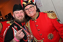 03 Piratensause 2025-02-07 03  Freitags-Tour am 7. Februar - Mit einem besonderen Kegelabend im „König-Haus“ beginnen wir die Tour. Holger traf seine Kegelbrüder. Weiter unter Männern ging der Abend dann bei der Herrensitzung der Prinzengarde. Danach kaperten wir die Bühne bei der Piratensause der Piraten des Südens. Zum guten Schluss gab es dann noch den „Ritterschmaus“ in Ruhrort bei KG Weiß-Grün Ruhrort. : DVPJ, Holger II, Phil II., Prinz Karneval, Prinz, Prinzessin Mia I., Hofmarschälle, Page, Pagen, Paginnen, HDK, Duisburg, Karneval, Helau, Tollität, Event, Session 2024, Session 2025, HDK Duisburg, Hauptausschuss, Hauptausschuss Karneval Duisburg, Duisburg ist echt
