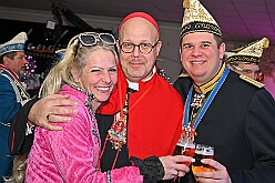 03 Piratensause 2025-02-07 04  Freitags-Tour am 7. Februar - Mit einem besonderen Kegelabend im „König-Haus“ beginnen wir die Tour. Holger traf seine Kegelbrüder. Weiter unter Männern ging der Abend dann bei der Herrensitzung der Prinzengarde. Danach kaperten wir die Bühne bei der Piratensause der Piraten des Südens. Zum guten Schluss gab es dann noch den „Ritterschmaus“ in Ruhrort bei KG Weiß-Grün Ruhrort. : DVPJ, Holger II, Phil II., Prinz Karneval, Prinz, Prinzessin Mia I., Hofmarschälle, Page, Pagen, Paginnen, HDK, Duisburg, Karneval, Helau, Tollität, Event, Session 2024, Session 2025, HDK Duisburg, Hauptausschuss, Hauptausschuss Karneval Duisburg, Duisburg ist echt