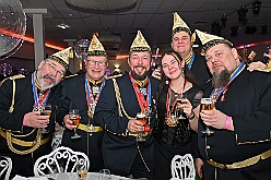 03 Piratensause 2025-02-07 05  Freitags-Tour am 7. Februar - Mit einem besonderen Kegelabend im „König-Haus“ beginnen wir die Tour. Holger traf seine Kegelbrüder. Weiter unter Männern ging der Abend dann bei der Herrensitzung der Prinzengarde. Danach kaperten wir die Bühne bei der Piratensause der Piraten des Südens. Zum guten Schluss gab es dann noch den „Ritterschmaus“ in Ruhrort bei KG Weiß-Grün Ruhrort. : DVPJ, Holger II, Phil II., Prinz Karneval, Prinz, Prinzessin Mia I., Hofmarschälle, Page, Pagen, Paginnen, HDK, Duisburg, Karneval, Helau, Tollität, Event, Session 2024, Session 2025, HDK Duisburg, Hauptausschuss, Hauptausschuss Karneval Duisburg, Duisburg ist echt