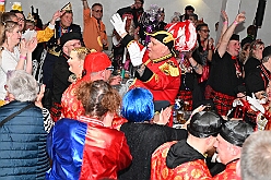 03 Piratensause 2025-02-07 10  Freitags-Tour am 7. Februar - Mit einem besonderen Kegelabend im „König-Haus“ beginnen wir die Tour. Holger traf seine Kegelbrüder. Weiter unter Männern ging der Abend dann bei der Herrensitzung der Prinzengarde. Danach kaperten wir die Bühne bei der Piratensause der Piraten des Südens. Zum guten Schluss gab es dann noch den „Ritterschmaus“ in Ruhrort bei KG Weiß-Grün Ruhrort. : DVPJ, Holger II, Phil II., Prinz Karneval, Prinz, Prinzessin Mia I., Hofmarschälle, Page, Pagen, Paginnen, HDK, Duisburg, Karneval, Helau, Tollität, Event, Session 2024, Session 2025, HDK Duisburg, Hauptausschuss, Hauptausschuss Karneval Duisburg, Duisburg ist echt