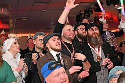 03 Piratensause 2025-02-07 13  Freitags-Tour am 7. Februar - Mit einem besonderen Kegelabend im „König-Haus“ beginnen wir die Tour. Holger traf seine Kegelbrüder. Weiter unter Männern ging der Abend dann bei der Herrensitzung der Prinzengarde. Danach kaperten wir die Bühne bei der Piratensause der Piraten des Südens. Zum guten Schluss gab es dann noch den „Ritterschmaus“ in Ruhrort bei KG Weiß-Grün Ruhrort. : DVPJ, Holger II, Phil II., Prinz Karneval, Prinz, Prinzessin Mia I., Hofmarschälle, Page, Pagen, Paginnen, HDK, Duisburg, Karneval, Helau, Tollität, Event, Session 2024, Session 2025, HDK Duisburg, Hauptausschuss, Hauptausschuss Karneval Duisburg, Duisburg ist echt
