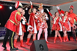 03 Piratensause 2025-02-07 14  Freitags-Tour am 7. Februar - Mit einem besonderen Kegelabend im „König-Haus“ beginnen wir die Tour. Holger traf seine Kegelbrüder. Weiter unter Männern ging der Abend dann bei der Herrensitzung der Prinzengarde. Danach kaperten wir die Bühne bei der Piratensause der Piraten des Südens. Zum guten Schluss gab es dann noch den „Ritterschmaus“ in Ruhrort bei KG Weiß-Grün Ruhrort. : DVPJ, Holger II, Phil II., Prinz Karneval, Prinz, Prinzessin Mia I., Hofmarschälle, Page, Pagen, Paginnen, HDK, Duisburg, Karneval, Helau, Tollität, Event, Session 2024, Session 2025, HDK Duisburg, Hauptausschuss, Hauptausschuss Karneval Duisburg, Duisburg ist echt