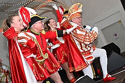 03 Piratensause 2025-02-07 19  Freitags-Tour am 7. Februar - Mit einem besonderen Kegelabend im „König-Haus“ beginnen wir die Tour. Holger traf seine Kegelbrüder. Weiter unter Männern ging der Abend dann bei der Herrensitzung der Prinzengarde. Danach kaperten wir die Bühne bei der Piratensause der Piraten des Südens. Zum guten Schluss gab es dann noch den „Ritterschmaus“ in Ruhrort bei KG Weiß-Grün Ruhrort. : DVPJ, Holger II, Phil II., Prinz Karneval, Prinz, Prinzessin Mia I., Hofmarschälle, Page, Pagen, Paginnen, HDK, Duisburg, Karneval, Helau, Tollität, Event, Session 2024, Session 2025, HDK Duisburg, Hauptausschuss, Hauptausschuss Karneval Duisburg, Duisburg ist echt
